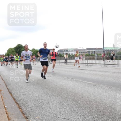 29.06.2025 - hella hamburg halbmarathon Lena Gebhardt http://msf.ph/oto/8402583 29.06.2025 10:50:06 Lombardsbrücke 1040, 1041, 1487, 1511, 1888, 2047, 2212, 2466, 2862, 2997, 3203, 3680, 3701, 3710, 3805, 3897, 4090, 4168, 4870, 5076, 5119, 5552, 5694, 5749, 5751, 5997, 6680, 6694, 6830, 7366, 7679, 7721, 7722, 7755, 8065, 8254, 9015, 9162, 9605, 9940, 10060, 10286, 10403, 10617, 10683, 10704, 11030, 11426, 11696, 11716, 11760, 12079, 12124, 13127, 13128, 13309, 13381, 13744, 13764, 13846, 13887, 14144, 14505, 14545, 14692, 14940, 15230, 15626 meine-sportfotos.de