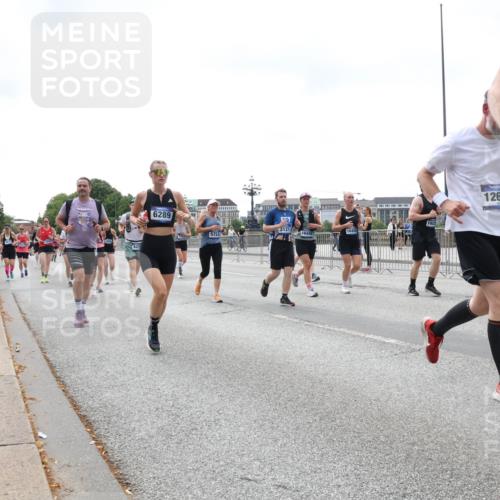 29.06.2025 - hella hamburg halbmarathon Lena Gebhardt http://msf.ph/oto/8402593 29.06.2025 10:40:55 Lombardsbrücke 6289, 3121, 5753, 16449, 16450, 12692, 1075, 1317, 1323, 1731, 2042, 2173, 2206, 2299, 2762, 2763, 2805, 2858, 3121, 3293, 3306, 3432, 3694, 4044, 4234, 4411, 4412, 4530, 4612, 4638, 4774, 4775, 4906, 4972, 5059, 5086, 5225, 5549, 5702, 5753, 6088, 6098, 6163, 6229, 6278, 6280, 6289, 6474, 6842, 7293, 7661, 7829, 7956, 8053, 8054, 8378, 8391, 8429, 8430, 8751, 8769, 8878, 9009, 9237, 9962, 10269, 10407, 10644, 10835, 11053 meine-sportfotos.de