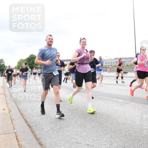 29.06.2025 - hella hamburg halbmarathon Lena Gebhardt http://msf.ph/oto/8402607 29.06.2025 10:58:17 Lombardsbrücke 227, 169, 636, 116, 1001, 1388, 1646, 1845, 2043, 2169, 2273, 2275, 2449, 2900, 3540, 3644, 3868, 3936, 4117, 4429, 5104, 5159, 5655, 5676, 5732, 5782, 5988, 6316, 6337, 6825, 7193, 7262, 7556, 7617, 7664, 7783, 7870, 7977, 7990, 8076, 8439, 8440, 8441, 8442, 8474, 8512, 8701, 8713, 8773, 8888, 9123, 9180, 9225, 9239, 9319, 9394, 9398, 9436, 9481, 9636, 9832, 10498 meine-sportfotos.de