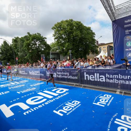 29.06.2025 - hella hamburg halbmarathon Zöllner http://msf.ph/oto/8402618 29.06.2025 10:38:17 Ziel 1688, 2849, 5091, 7743, 8002, 14688, 18584, 18986 meine-sportfotos.de