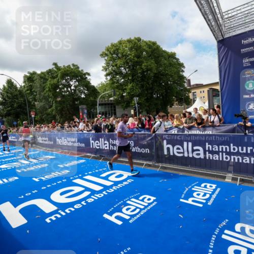 29.06.2025 - hella hamburg halbmarathon Zöllner http://msf.ph/oto/8402626 29.06.2025 10:38:17 Ziel 1688, 2849, 5091, 7743, 8002, 14688, 18584, 18986 meine-sportfotos.de