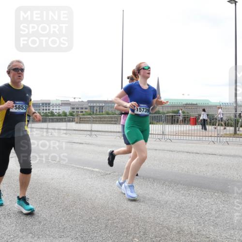 29.06.2025 - hella hamburg halbmarathon Lena Gebhardt http://msf.ph/oto/8402627 29.06.2025 10:23:58 Lombardsbrücke 5853, 15739, 1005, 1009, 1048, 1304, 1389, 1444, 1545, 2125, 2489, 3013, 3185, 3285, 3579, 4122, 4391, 4597, 4646, 4684, 4990, 4993, 5039, 5055, 5160, 5258, 5260, 5358, 5406, 5661, 5954, 6747, 7013, 7029, 7426, 7920, 8031, 8141, 8149, 8181, 8187, 8502, 8676, 8717, 9217, 9603, 9715, 10649, 11044, 11300, 11306, 11347, 11415, 11454, 11793, 13149, 14521, 15709, 15739, 15853, 16185, 16251, 17199 meine-sportfotos.de