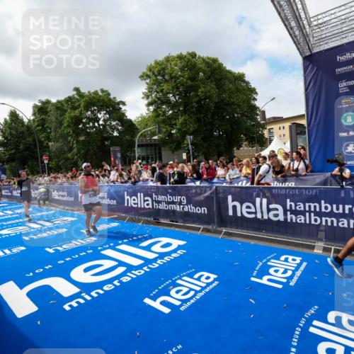 29.06.2025 - hella hamburg halbmarathon Zöllner http://msf.ph/oto/8402638 29.06.2025 10:38:18 Ziel 1688, 2849, 5091, 6095, 7743, 8002, 14688, 18584, 18986 meine-sportfotos.de