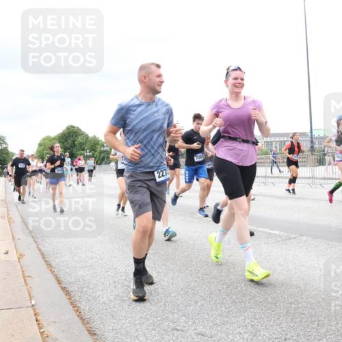 29.06.2025 - hella hamburg halbmarathon Lena Gebhardt http://msf.ph/oto/8402640 29.06.2025 10:58:17 Lombardsbrücke 16349, 7262, 227, 14685, 11615, 440, 15282, 1001, 1388, 1646, 1845, 2043, 2169, 2273, 2275, 2449, 2900, 3540, 3644, 3868, 3936, 4117, 4429, 5104, 5159, 5655, 5676, 5732, 5782, 5988, 6316, 6337, 6825, 7193, 7262, 7556, 7617, 7664, 7783, 7870, 7977, 7990, 8076, 8439, 8440, 8441, 8442, 8474, 8512, 8701, 8713, 8773, 8888, 9123, 9180, 9225, 9239, 9319, 9394, 9398, 9436, 9481, 9636, 9832, 10498 meine-sportfotos.de