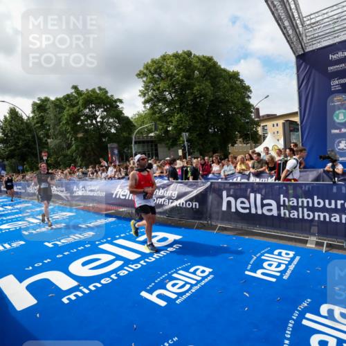 29.06.2025 - hella hamburg halbmarathon Zöllner http://msf.ph/oto/8402649 29.06.2025 10:38:19 Ziel 1688, 2849, 5091, 6095, 7743, 8002, 14688, 18584 meine-sportfotos.de