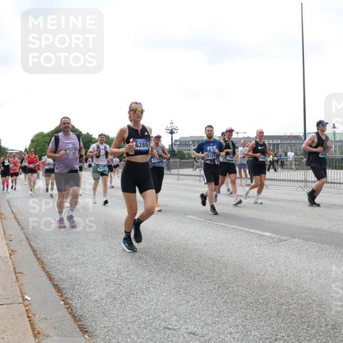 29.06.2025 - hella hamburg halbmarathon Lena Gebhardt http://msf.ph/oto/8402665 29.06.2025 10:40:55 Lombardsbrücke 6289, 5753, 3121, 1075, 1317, 1323, 1731, 2042, 2173, 2206, 2299, 2762, 2763, 2805, 2858, 3121, 3293, 3306, 3432, 3694, 4044, 4234, 4411, 4412, 4530, 4612, 4638, 4774, 4775, 4906, 4972, 5059, 5086, 5225, 5549, 5702, 5753, 6088, 6098, 6163, 6229, 6278, 6280, 6289, 6474, 6842, 7293, 7661, 7829, 7956, 8053, 8054, 8378, 8391, 8429, 8430, 8751, 8769, 8878, 9009, 9237, 9962, 10269, 10407, 10644, 10835, 11053 meine-sportfotos.de