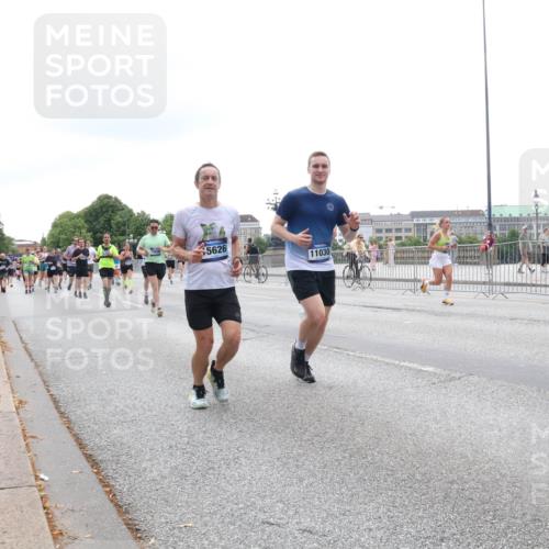 29.06.2025 - hella hamburg halbmarathon Lena Gebhardt http://msf.ph/oto/8402677 29.06.2025 10:50:07 Lombardsbrücke 5626, 11030, 1040, 1041, 1487, 1511, 1888, 2047, 2212, 2466, 2862, 2997, 3203, 3680, 3701, 3710, 3805, 3897, 4090, 4168, 4870, 5076, 5119, 5694, 5749, 5751, 5997, 6680, 6694, 6830, 7366, 7677, 7679, 7721, 7722, 7755, 8065, 8254, 9015, 9162, 9605, 9940, 10060, 10286, 10403, 10617, 10683, 10704, 11030, 11426, 11696, 11716, 11760, 12079, 12124, 13127, 13128, 13309, 13381, 13744, 13764, 13846, 13887, 14144, 14505, 14545, 14692, 14940, 15230, 15626 meine-sportfotos.de