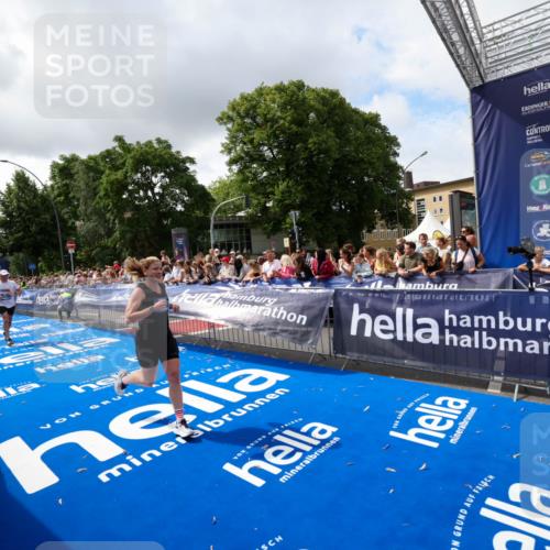 29.06.2025 - hella hamburg halbmarathon Zöllner http://msf.ph/oto/8402736 29.06.2025 10:38:24 Ziel 1042, 1688, 3431, 6095, 7110, 14992, 16075, 18584, 18761 meine-sportfotos.de