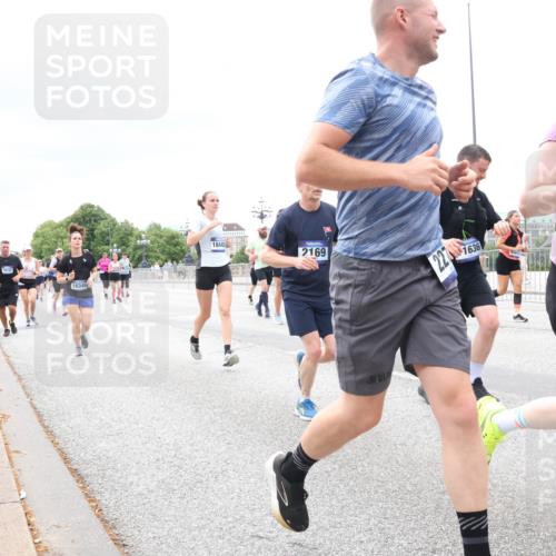 29.06.2025 - hella hamburg halbmarathon Lena Gebhardt http://msf.ph/oto/8402751 29.06.2025 10:58:17 Lombardsbrücke 16349, 18445, 2169, 227, 1636, 844, 04, 1001, 1388, 1646, 1845, 2043, 2169, 2273, 2275, 2449, 2900, 3540, 3644, 3868, 3936, 4117, 4429, 5104, 5159, 5655, 5676, 5732, 5782, 5988, 6316, 6337, 6825, 7193, 7262, 7556, 7617, 7664, 7783, 7870, 7977, 7990, 8076, 8439, 8440, 8441, 8442, 8474, 8512, 8701, 8713, 8773, 8888, 9123, 9180, 9225, 9239, 9319, 9394, 9398, 9436, 9481, 9636, 9832, 10498 meine-sportfotos.de