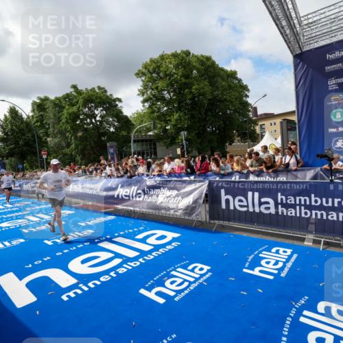 29.06.2025 - hella hamburg halbmarathon Zöllner http://msf.ph/oto/8402759 29.06.2025 10:38:25 Ziel 1042, 1688, 2745, 3014, 3431, 6095, 7110, 14992, 16075, 18761 meine-sportfotos.de