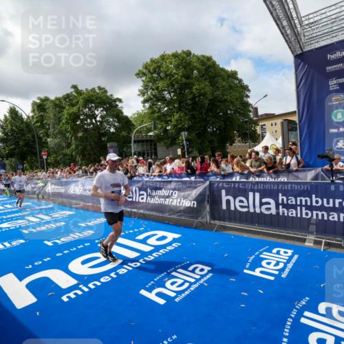 29.06.2025 - hella hamburg halbmarathon Zöllner http://msf.ph/oto/8402781 29.06.2025 10:38:26 Ziel 1042, 1710, 2745, 3014, 3431, 3790, 6095, 7110, 14992, 16075, 18761 meine-sportfotos.de