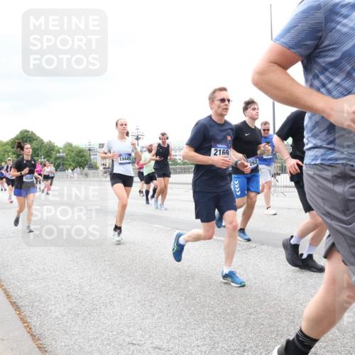 29.06.2025 - hella hamburg halbmarathon Lena Gebhardt http://msf.ph/oto/8402783 29.06.2025 10:58:18 Lombardsbrücke 9832, 16349, 18445, 2169, 262, 15916, 1001, 1388, 1646, 1845, 2043, 2169, 2273, 2275, 2449, 2900, 3540, 3644, 3868, 3936, 4117, 4429, 5104, 5159, 5655, 5676, 5732, 5782, 5988, 6010, 6316, 6337, 6825, 7193, 7262, 7556, 7617, 7664, 7783, 7870, 7933, 7977, 7990, 8076, 8439, 8440, 8441, 8442, 8474, 8512, 8701, 8713, 8773, 8888, 9123, 9180, 9225, 9239, 9319, 9398, 9436, 9481, 9636, 9832, 9889, 10498 meine-sportfotos.de