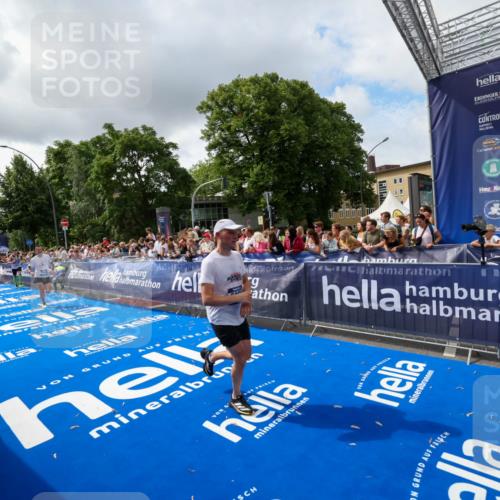 29.06.2025 - hella hamburg halbmarathon Zöllner http://msf.ph/oto/8402792 29.06.2025 10:38:26 Ziel 1042, 1710, 2745, 3014, 3431, 3790, 6095, 7110, 14992, 16075, 18761 meine-sportfotos.de
