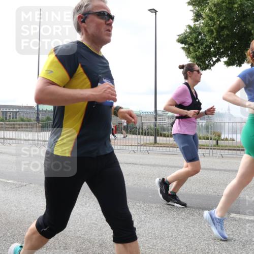 29.06.2025 - hella hamburg halbmarathon Lena Gebhardt http://msf.ph/oto/8402803 29.06.2025 10:23:59 Lombardsbrücke 11454, 15739, 1005, 1009, 1048, 1304, 1389, 1444, 1545, 2125, 2489, 3013, 3185, 3285, 3579, 4122, 4391, 4597, 4646, 4684, 4990, 4993, 5039, 5055, 5160, 5258, 5260, 5358, 5406, 5661, 5954, 6747, 7013, 7426, 7920, 8031, 8141, 8149, 8181, 8187, 8502, 8676, 8717, 9217, 9603, 9715, 10649, 11044, 11300, 11306, 11347, 11415, 11454, 11793, 13149, 14521, 15739, 15853, 16185, 16251, 17199 meine-sportfotos.de