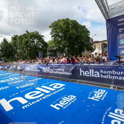 29.06.2025 - hella hamburg halbmarathon Zöllner http://msf.ph/oto/8402807 29.06.2025 10:38:27 Ziel 1042, 1710, 2745, 3014, 3431, 3790, 6095, 7110, 14992, 16075, 16280, 18761 meine-sportfotos.de