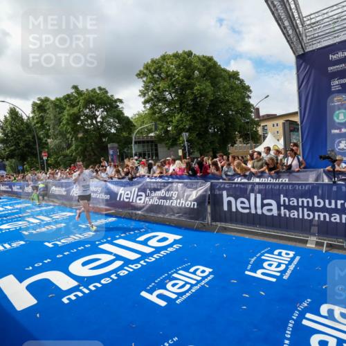 29.06.2025 - hella hamburg halbmarathon Zöllner http://msf.ph/oto/8402827 29.06.2025 10:38:27 Ziel 1042, 1710, 2745, 3014, 3431, 3790, 6095, 7110, 14992, 16075, 16280, 18761 meine-sportfotos.de