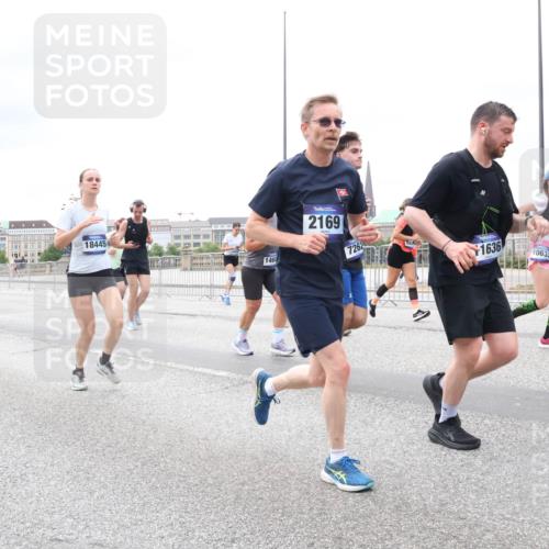 29.06.2025 - hella hamburg halbmarathon Lena Gebhardt http://msf.ph/oto/8402850 29.06.2025 10:58:18 Lombardsbrücke 18445, 146, 2169, 7262, 844, 1636, 10635, 1001, 1388, 1646, 1845, 2043, 2169, 2273, 2275, 2449, 2900, 3540, 3644, 3868, 3936, 4117, 4429, 5104, 5159, 5655, 5676, 5732, 5782, 5988, 6010, 6316, 6337, 6825, 7193, 7262, 7556, 7617, 7664, 7783, 7870, 7933, 7977, 7990, 8076, 8439, 8440, 8441, 8442, 8474, 8512, 8701, 8713, 8773, 8888, 9123, 9180, 9225, 9239, 9319, 9398, 9436, 9481, 9636, 9832, 9889, 10498 meine-sportfotos.de