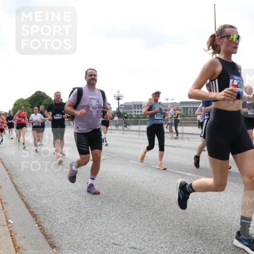 29.06.2025 - hella hamburg halbmarathon Lena Gebhardt http://msf.ph/oto/8402860 29.06.2025 10:40:56 Lombardsbrücke 3231, 8430, 5753, 16450, 1075, 1317, 1323, 1731, 2042, 2173, 2206, 2299, 2762, 2763, 2805, 2858, 3121, 3293, 3306, 3432, 3694, 4044, 4234, 4411, 4412, 4530, 4612, 4638, 4774, 4775, 4906, 4972, 5059, 5086, 5225, 5549, 5702, 5753, 6088, 6098, 6163, 6229, 6278, 6280, 6289, 6474, 6842, 7293, 7661, 7829, 7956, 8053, 8054, 8378, 8385, 8391, 8429, 8430, 8751, 8769, 8878, 9009, 9237, 9962, 10269, 10407, 10644, 10835, 11053 meine-sportfotos.de