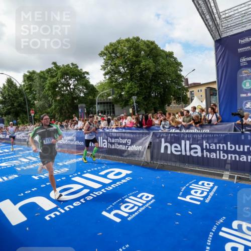 29.06.2025 - hella hamburg halbmarathon Zöllner http://msf.ph/oto/8402868 29.06.2025 10:38:29 Ziel 1042, 1710, 2745, 3014, 3431, 3790, 7110, 8571, 14992, 16075, 16280, 18357, 18761 meine-sportfotos.de