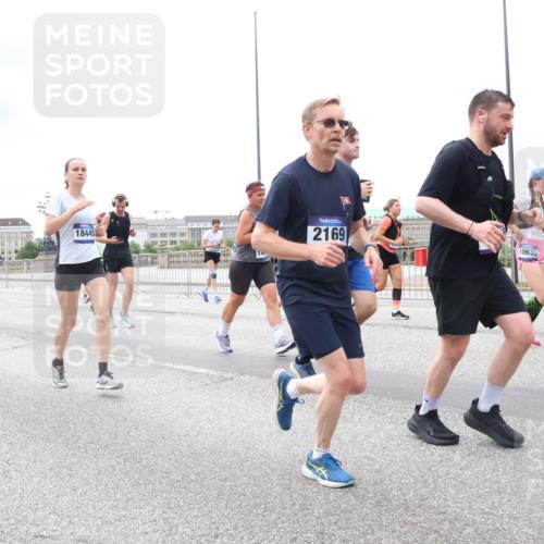 29.06.2025 - hella hamburg halbmarathon Lena Gebhardt http://msf.ph/oto/8402888 29.06.2025 10:58:18 Lombardsbrücke 16349, 18445, 2169, 10635, 1001, 1388, 1646, 1845, 2043, 2169, 2273, 2275, 2449, 2900, 3540, 3644, 3868, 3936, 4117, 4429, 5104, 5159, 5655, 5676, 5732, 5782, 5988, 6010, 6316, 6337, 6825, 7193, 7262, 7556, 7617, 7664, 7783, 7870, 7933, 7977, 7990, 8076, 8439, 8440, 8441, 8442, 8474, 8512, 8701, 8713, 8773, 8888, 9123, 9180, 9225, 9239, 9319, 9398, 9436, 9481, 9636, 9832, 9889, 10498 meine-sportfotos.de