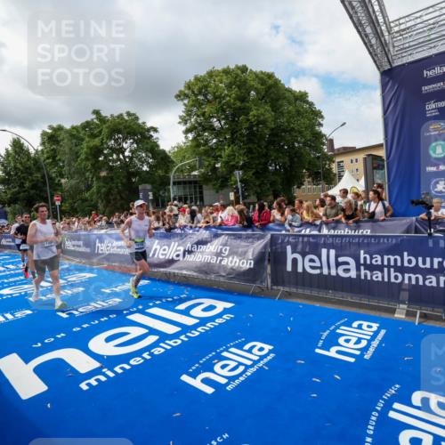 29.06.2025 - hella hamburg halbmarathon Zöllner http://msf.ph/oto/8402897 29.06.2025 10:38:31 Ziel 1710, 2745, 3014, 3790, 8571, 14992, 16075, 16280, 18357, 18761 meine-sportfotos.de