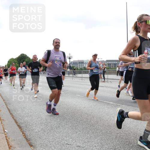 29.06.2025 - hella hamburg halbmarathon Lena Gebhardt http://msf.ph/oto/8402912 29.06.2025 10:40:56 Lombardsbrücke 8430, 5753, 3121, 6289, 1075, 1317, 1323, 1731, 2042, 2173, 2206, 2299, 2762, 2763, 2805, 2858, 3121, 3293, 3306, 3432, 3694, 4044, 4234, 4411, 4412, 4530, 4612, 4638, 4774, 4775, 4906, 4972, 5059, 5086, 5225, 5549, 5702, 5753, 6088, 6098, 6163, 6229, 6278, 6280, 6289, 6474, 6842, 7293, 7661, 7829, 7956, 8053, 8054, 8378, 8385, 8391, 8429, 8430, 8751, 8769, 8878, 9009, 9237, 9962, 10269, 10407, 10644, 10835, 11053 meine-sportfotos.de
