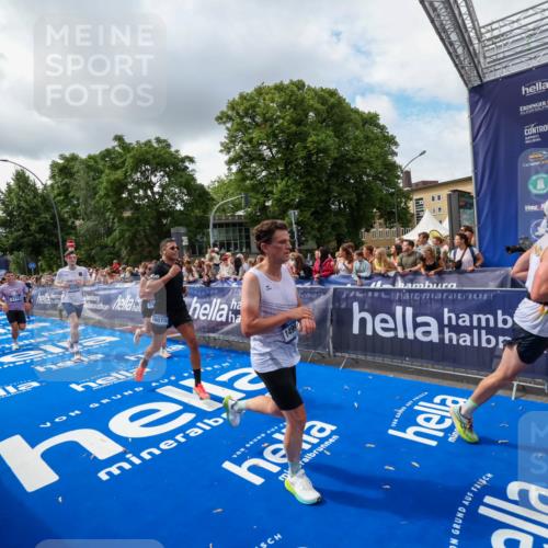 29.06.2025 - hella hamburg halbmarathon Zöllner http://msf.ph/oto/8402921 29.06.2025 10:38:32 Ziel 1710, 2745, 3014, 3790, 8571, 14905, 14992, 16075, 16280, 18357, 18761 meine-sportfotos.de