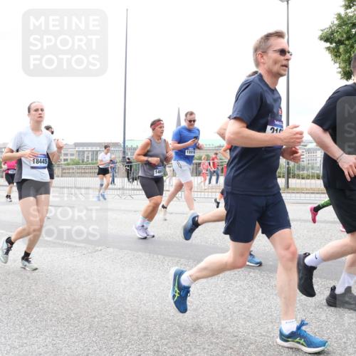 29.06.2025 - hella hamburg halbmarathon Lena Gebhardt http://msf.ph/oto/8402924 29.06.2025 10:58:18 Lombardsbrücke 18445, 146, 15916, 21, 116, 1001, 1388, 1646, 1845, 2043, 2169, 2273, 2275, 2449, 2900, 3540, 3644, 3868, 3936, 4117, 4429, 5104, 5159, 5655, 5676, 5732, 5782, 5988, 6010, 6316, 6337, 6825, 7193, 7262, 7556, 7617, 7664, 7783, 7870, 7933, 7977, 7990, 8076, 8439, 8440, 8441, 8442, 8474, 8512, 8701, 8713, 8773, 8888, 9123, 9180, 9225, 9239, 9319, 9398, 9436, 9481, 9636, 9832, 9889, 10498 meine-sportfotos.de