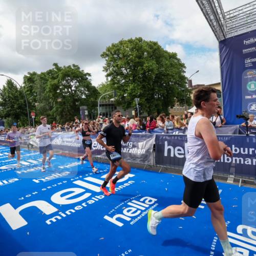 29.06.2025 - hella hamburg halbmarathon Zöllner http://msf.ph/oto/8402929 29.06.2025 10:38:32 Ziel 1710, 2745, 3014, 3790, 8571, 14905, 14992, 16075, 16280, 18357, 18761 meine-sportfotos.de