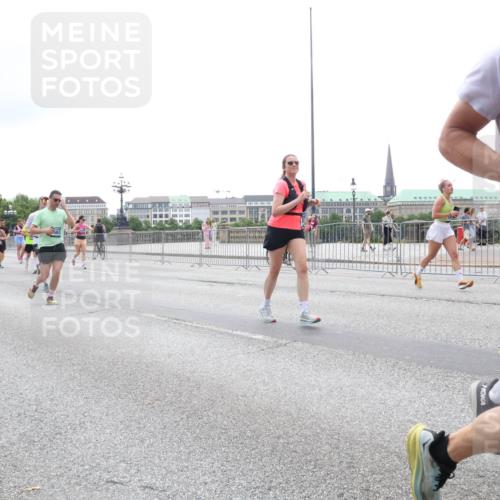 29.06.2025 - hella hamburg halbmarathon Lena Gebhardt http://msf.ph/oto/8402954 29.06.2025 10:50:08 Lombardsbrücke 1562, 1040, 1041, 1259, 1487, 1511, 1828, 1888, 2047, 2212, 2466, 2862, 2997, 3203, 3680, 3701, 3710, 3805, 3897, 4090, 4168, 4870, 5076, 5119, 5694, 5749, 5751, 5997, 6680, 6830, 7366, 7677, 7679, 7721, 7722, 7755, 8065, 8254, 9015, 9162, 9605, 9940, 10060, 10286, 10403, 10617, 10683, 10704, 11030, 11426, 11696, 11716, 11760, 12079, 12124, 13127, 13128, 13309, 13381, 13744, 13764, 13846, 13887, 14144, 14505, 14545, 14591, 14692, 14940, 15230, 15626 meine-sportfotos.de