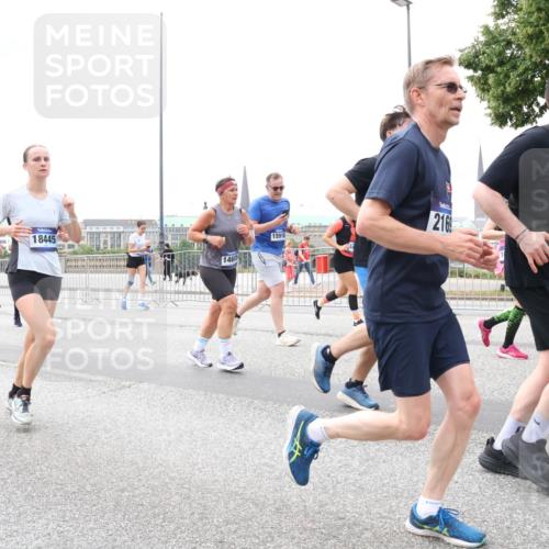 29.06.2025 - hella hamburg halbmarathon Lena Gebhardt http://msf.ph/oto/8402955 29.06.2025 10:58:18 Lombardsbrücke 5782, 18445, 146, 15916, 2169, 11636, 1001, 1388, 1646, 1845, 2043, 2169, 2273, 2275, 2449, 2900, 3540, 3644, 3868, 3936, 4117, 4429, 5104, 5159, 5655, 5676, 5732, 5782, 5988, 6010, 6316, 6337, 6825, 7193, 7262, 7556, 7617, 7664, 7783, 7870, 7933, 7977, 7990, 8076, 8439, 8440, 8441, 8442, 8474, 8512, 8701, 8713, 8773, 8888, 9123, 9180, 9225, 9239, 9319, 9398, 9436, 9481, 9636, 9832, 9889, 10498 meine-sportfotos.de