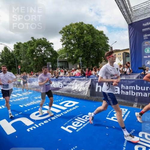 29.06.2025 - hella hamburg halbmarathon Zöllner http://msf.ph/oto/8402957 29.06.2025 10:38:34 Ziel 1710, 2745, 3014, 3790, 8571, 11379, 14905, 16280, 18357 meine-sportfotos.de