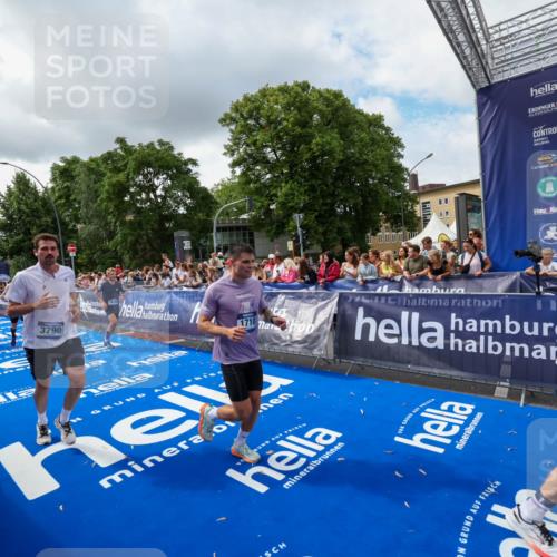 29.06.2025 - hella hamburg halbmarathon Zöllner http://msf.ph/oto/8402972 29.06.2025 10:38:34 Ziel 1710, 2745, 3014, 3790, 8571, 11379, 14905, 16280, 18357 meine-sportfotos.de