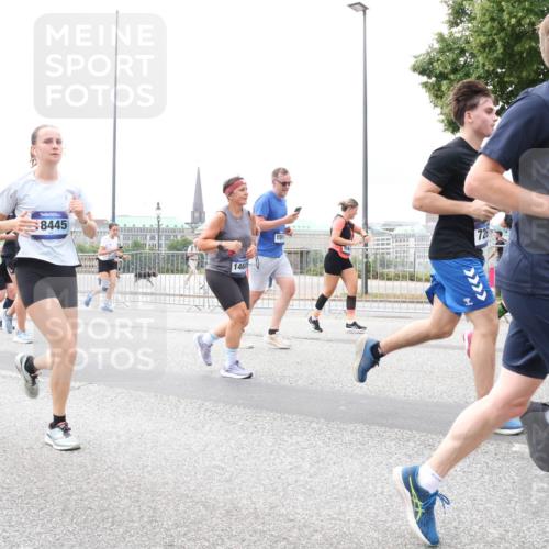 29.06.2025 - hella hamburg halbmarathon Lena Gebhardt http://msf.ph/oto/8402979 29.06.2025 10:58:19 Lombardsbrücke 8445, 146, 84, 726, 210, 1001, 1388, 1646, 1845, 2043, 2169, 2273, 2275, 2449, 3540, 3644, 3868, 3936, 4117, 4429, 5104, 5159, 5655, 5676, 5732, 5782, 5988, 6010, 6316, 6337, 6825, 7193, 7262, 7556, 7617, 7664, 7783, 7870, 7933, 7977, 7990, 8076, 8439, 8440, 8441, 8442, 8474, 8512, 8701, 8713, 8773, 8888, 9123, 9180, 9225, 9239, 9319, 9398, 9436, 9481, 9636, 9832, 9889, 10498 meine-sportfotos.de