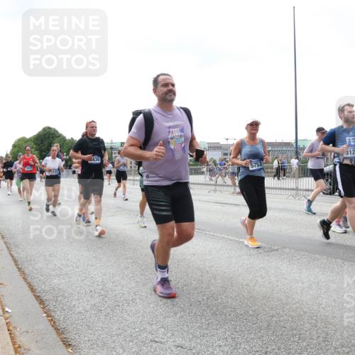 29.06.2025 - hella hamburg halbmarathon Lena Gebhardt http://msf.ph/oto/8402983 29.06.2025 10:40:57 Lombardsbrücke 12610, 237, 430, 5753, 3121, 1075, 1317, 1323, 1731, 2042, 2173, 2206, 2299, 2762, 2763, 2805, 2858, 3121, 3306, 3432, 3694, 4044, 4234, 4411, 4412, 4530, 4612, 4638, 4774, 4775, 4906, 4972, 5059, 5086, 5225, 5549, 5702, 5753, 6088, 6098, 6163, 6229, 6278, 6280, 6289, 6474, 6842, 7293, 7661, 7829, 7956, 8053, 8054, 8378, 8385, 8391, 8429, 8430, 8751, 8769, 8878, 9009, 9237, 9962, 10269, 10407, 10644, 10835, 11053 meine-sportfotos.de