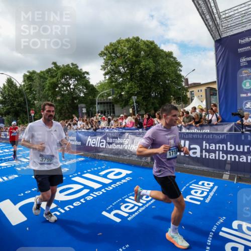 29.06.2025 - hella hamburg halbmarathon Zöllner http://msf.ph/oto/8402985 29.06.2025 10:38:34 Ziel 1710, 2745, 3014, 3790, 8571, 11379, 14905, 16280, 18357 meine-sportfotos.de