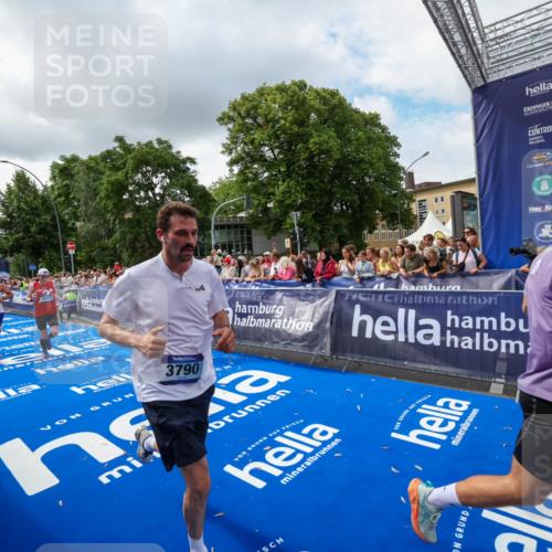 29.06.2025 - hella hamburg halbmarathon Zöllner http://msf.ph/oto/8402991 29.06.2025 10:38:34 Ziel 1710, 2745, 3014, 3790, 8571, 11379, 14905, 16280, 18357 meine-sportfotos.de