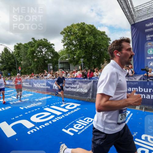 29.06.2025 - hella hamburg halbmarathon Zöllner http://msf.ph/oto/8403003 29.06.2025 10:38:35 Ziel 1710, 3790, 8571, 11379, 14905, 16280, 17154, 18357 meine-sportfotos.de