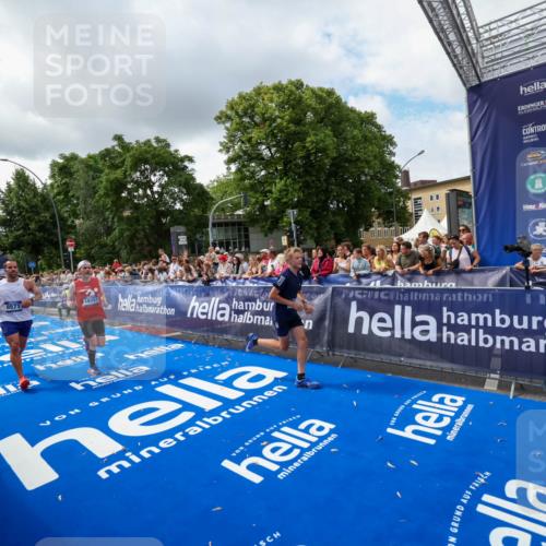29.06.2025 - hella hamburg halbmarathon Zöllner http://msf.ph/oto/8403019 29.06.2025 10:38:35 Ziel 1710, 3790, 8571, 11379, 14905, 16280, 17154, 18357 meine-sportfotos.de