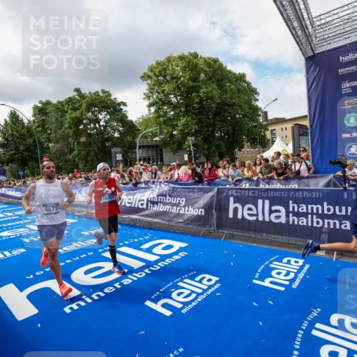 29.06.2025 - hella hamburg halbmarathon Zöllner http://msf.ph/oto/8403032 29.06.2025 10:38:36 Ziel 8571, 11379, 14905, 16280, 17154, 18357 meine-sportfotos.de