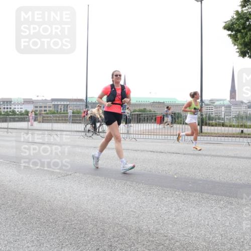 29.06.2025 - hella hamburg halbmarathon Lena Gebhardt http://msf.ph/oto/8403074 29.06.2025 10:50:08 Lombardsbrücke 15633, 1040, 1041, 1259, 1487, 1511, 1828, 1888, 2047, 2212, 2466, 2862, 2997, 3203, 3680, 3701, 3710, 3805, 3897, 4090, 4168, 4870, 5076, 5119, 5694, 5749, 5751, 5997, 6680, 6830, 7366, 7677, 7679, 7721, 7722, 7755, 8065, 8254, 9015, 9162, 9605, 9940, 10060, 10286, 10403, 10617, 10683, 10704, 11030, 11426, 11696, 11716, 11760, 12079, 12124, 13127, 13128, 13309, 13381, 13744, 13764, 13846, 13887, 14144, 14505, 14545, 14591, 14692, 14940, 15230, 15626 meine-sportfotos.de