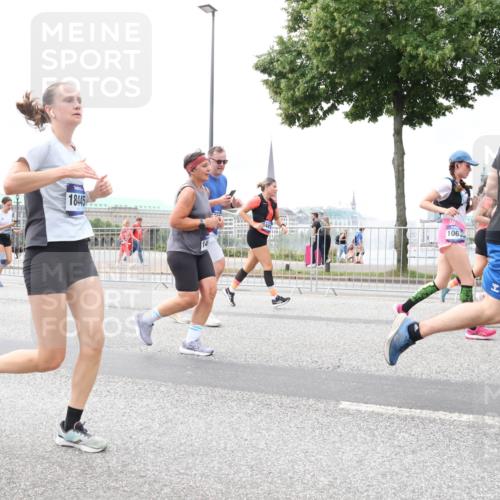 29.06.2025 - hella hamburg halbmarathon Lena Gebhardt http://msf.ph/oto/8403079 29.06.2025 10:58:19 Lombardsbrücke 18445, 10655, 1001, 1388, 1646, 1845, 2043, 2169, 2273, 2275, 2449, 3540, 3644, 3868, 3936, 4117, 4429, 5104, 5159, 5655, 5676, 5732, 5782, 5988, 6010, 6316, 6337, 6825, 7193, 7262, 7556, 7617, 7664, 7783, 7870, 7933, 7977, 7990, 8076, 8439, 8440, 8441, 8442, 8474, 8512, 8701, 8713, 8773, 8888, 9123, 9180, 9225, 9239, 9319, 9398, 9436, 9481, 9636, 9832, 9889, 10498 meine-sportfotos.de