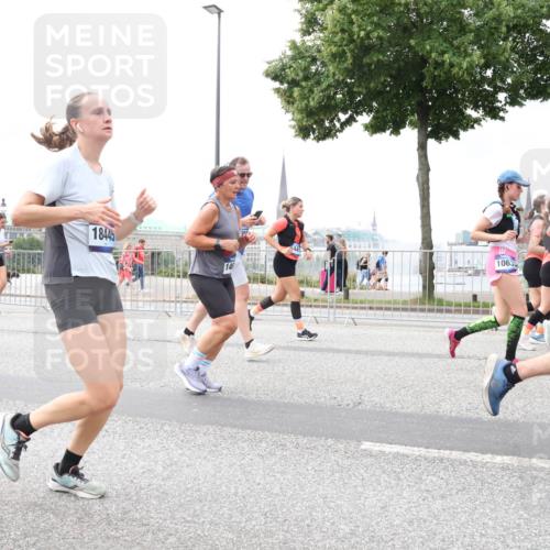 29.06.2025 - hella hamburg halbmarathon Lena Gebhardt http://msf.ph/oto/8403109 29.06.2025 10:58:19 Lombardsbrücke 18445, 14, 10635, 1001, 1388, 1646, 1845, 2043, 2169, 2273, 2275, 2449, 3540, 3644, 3868, 3936, 4117, 4429, 5104, 5159, 5655, 5676, 5732, 5782, 5988, 6010, 6316, 6337, 6825, 7193, 7262, 7556, 7617, 7664, 7783, 7870, 7933, 7977, 7990, 8076, 8439, 8440, 8441, 8442, 8474, 8512, 8701, 8713, 8773, 8888, 9123, 9180, 9225, 9239, 9319, 9398, 9436, 9481, 9636, 9832, 9889, 10498 meine-sportfotos.de