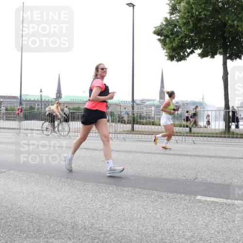 29.06.2025 - hella hamburg halbmarathon Lena Gebhardt http://msf.ph/oto/8403112 29.06.2025 10:50:09 Lombardsbrücke 1040, 1041, 1259, 1487, 1511, 1828, 1888, 2047, 2212, 2466, 2862, 2997, 3203, 3680, 3701, 3710, 3805, 3897, 4090, 4168, 4870, 5076, 5119, 5694, 5749, 5751, 5997, 6680, 6830, 7366, 7677, 7679, 7721, 7722, 7755, 8065, 8254, 9015, 9162, 9605, 9940, 10060, 10286, 10403, 10617, 10683, 11030, 11426, 11696, 11716, 11760, 12079, 12124, 13127, 13128, 13309, 13381, 13744, 13764, 13846, 13887, 14102, 14144, 14505, 14545, 14591, 14692, 14940, 15230, 15626 meine-sportfotos.de