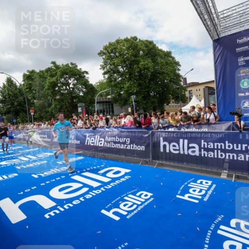 29.06.2025 - hella hamburg halbmarathon Zöllner http://msf.ph/oto/8403123 29.06.2025 10:38:45 Ziel 2296, 2719, 4148, 5248, 6684, 8450, 9403, 11281, 11282, 12772, 13800, 15372, 18188, 19004 meine-sportfotos.de
