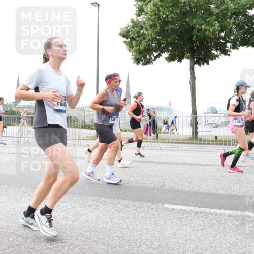 29.06.2025 - hella hamburg halbmarathon Lena Gebhardt http://msf.ph/oto/8403135 29.06.2025 10:58:19 Lombardsbrücke 146, 1063, 1001, 1388, 1646, 1845, 2043, 2169, 2273, 2275, 2449, 3540, 3644, 3868, 3936, 4117, 4429, 5104, 5159, 5655, 5676, 5732, 5782, 5988, 6010, 6316, 6337, 6825, 7193, 7262, 7556, 7617, 7664, 7783, 7870, 7933, 7977, 7990, 8076, 8439, 8440, 8441, 8442, 8474, 8512, 8701, 8713, 8773, 8888, 9123, 9180, 9225, 9239, 9319, 9398, 9436, 9481, 9636, 9832, 9889, 10498 meine-sportfotos.de