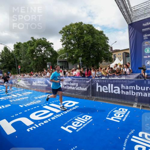 29.06.2025 - hella hamburg halbmarathon Zöllner http://msf.ph/oto/8403149 29.06.2025 10:38:46 Ziel 2296, 2719, 4148, 5248, 6684, 8450, 9264, 9403, 10218, 11055, 11281, 11282, 12772, 13800, 15372, 18188, 19004 meine-sportfotos.de