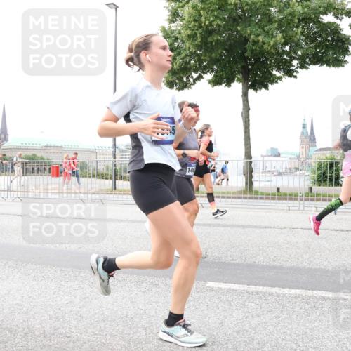 29.06.2025 - hella hamburg halbmarathon Lena Gebhardt http://msf.ph/oto/8403168 29.06.2025 10:58:19 Lombardsbrücke 146, 1063, 1001, 1388, 1646, 1845, 2043, 2169, 2273, 2275, 2449, 3540, 3644, 3868, 3936, 4117, 4429, 5104, 5159, 5655, 5676, 5732, 5782, 5988, 6010, 6316, 6337, 6825, 7193, 7262, 7556, 7617, 7664, 7783, 7870, 7933, 7977, 7990, 8076, 8439, 8440, 8441, 8442, 8474, 8512, 8701, 8713, 8773, 8888, 9123, 9180, 9225, 9239, 9319, 9398, 9436, 9481, 9636, 9832, 9889, 10498 meine-sportfotos.de