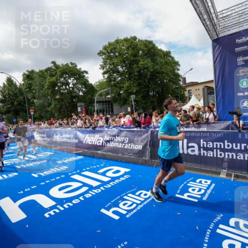 29.06.2025 - hella hamburg halbmarathon Zöllner http://msf.ph/oto/8403169 29.06.2025 10:38:46 Ziel 2296, 2719, 4148, 5248, 6684, 8450, 9264, 9403, 10218, 11055, 11281, 11282, 12772, 13800, 15372, 18188, 19004 meine-sportfotos.de