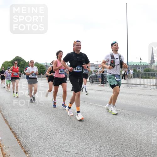 29.06.2025 - hella hamburg halbmarathon Lena Gebhardt http://msf.ph/oto/8403173 29.06.2025 10:40:58 Lombardsbrücke 2858, 9432, 12610, 9237, 8430, 7293, 8429, 1075, 1317, 1323, 1731, 2042, 2173, 2206, 2299, 2762, 2763, 2805, 2858, 3121, 3306, 3432, 3694, 4044, 4234, 4411, 4412, 4530, 4612, 4638, 4774, 4775, 4906, 4972, 5059, 5086, 5225, 5549, 5753, 6088, 6098, 6163, 6278, 6280, 6289, 6474, 6842, 7293, 7661, 7821, 7829, 7956, 8053, 8054, 8378, 8385, 8429, 8430, 8751, 8769, 8878, 9009, 9237, 9962, 10269, 10407, 10644, 10835, 11053 meine-sportfotos.de